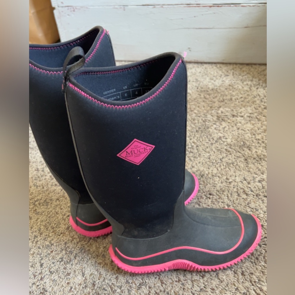 Women’s The Muckboot Company boots. Size 6!